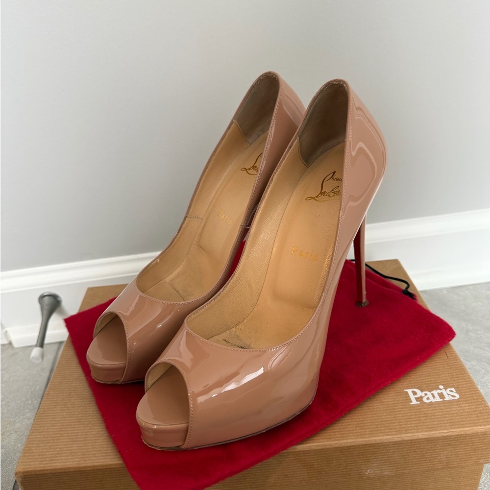 Nude Christian Louboutin heels 👠